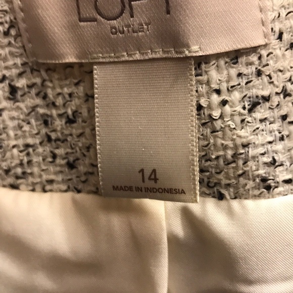 Loft Short Blazer. Never worn ! - Picture 3 of 3